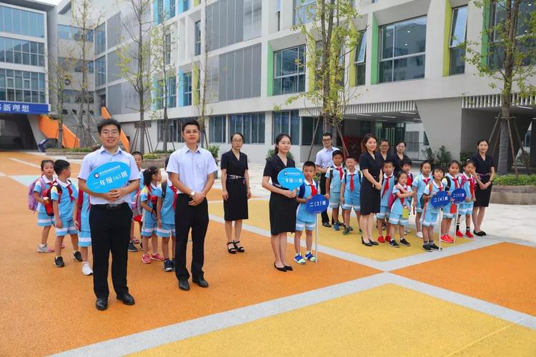 杭州市崇文教育集團世紀城校區迎來首個開學日，杭州教育再添新地標
